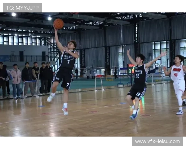 学生记者报道校园篮球赛，体育新闻写作课程实践成果显著